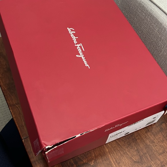 Ferragamo men’s leather athletic sneaker shoes - Picture 6 of 6